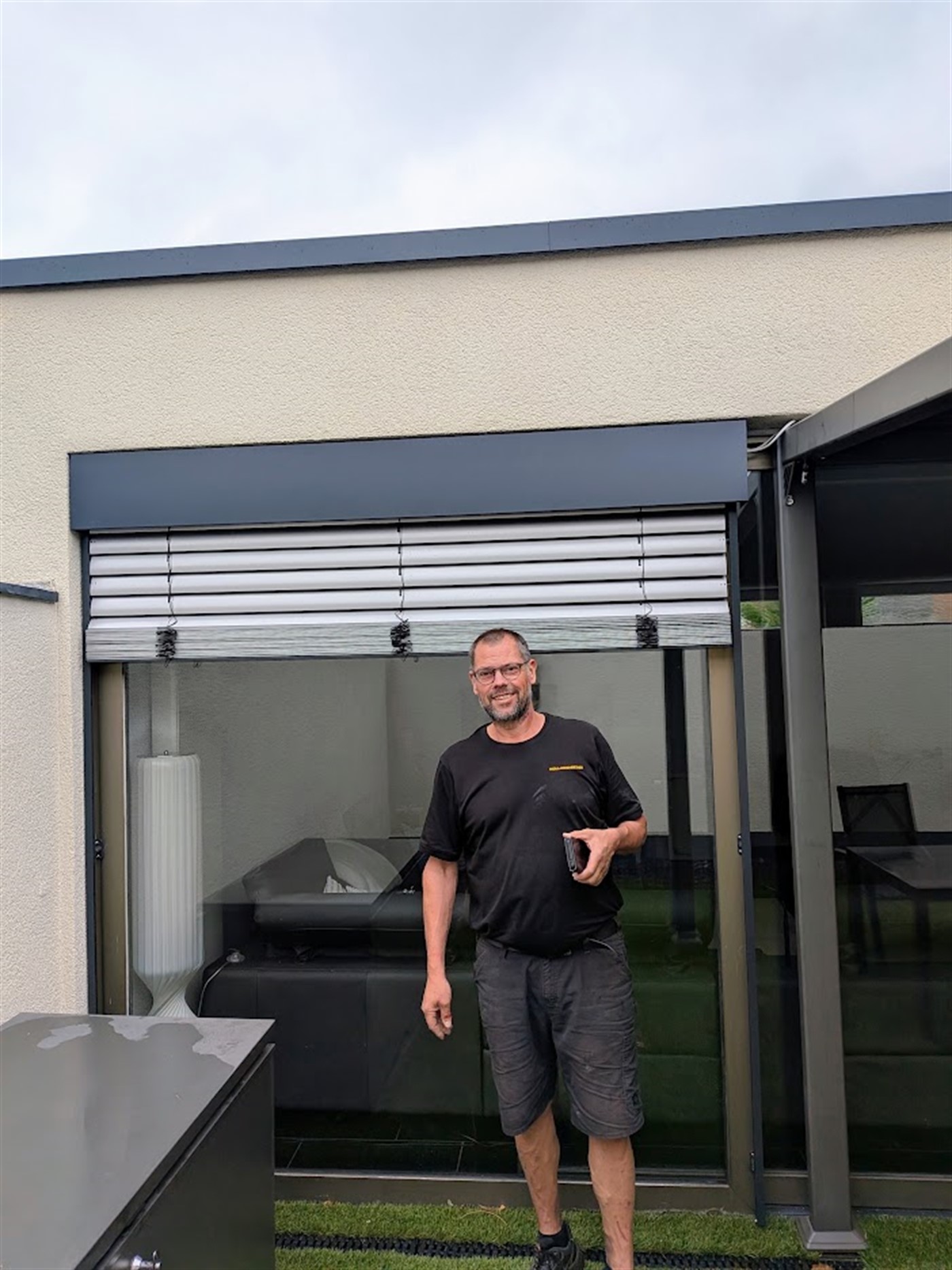 Ulrich Hohn nach der Montage eines Vorbaurollladens an einem modernen Wohnhaus