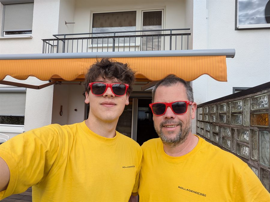 Zwei Mitarbeiter von Rolladen Hohn in Firmenkleidung