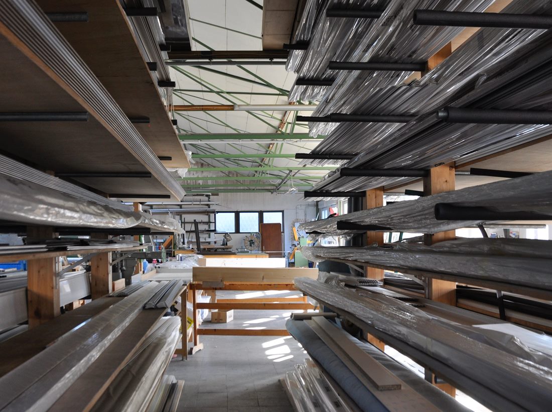 Profillager mit Rollladen- und Fensterprofilen in der Werkstatt von Rolladen Hohn