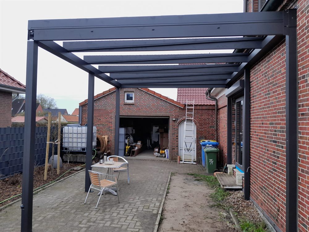 Anthrazitfarbenes Terrassendach aus Aluminium, montiert von Rolladen Hohn